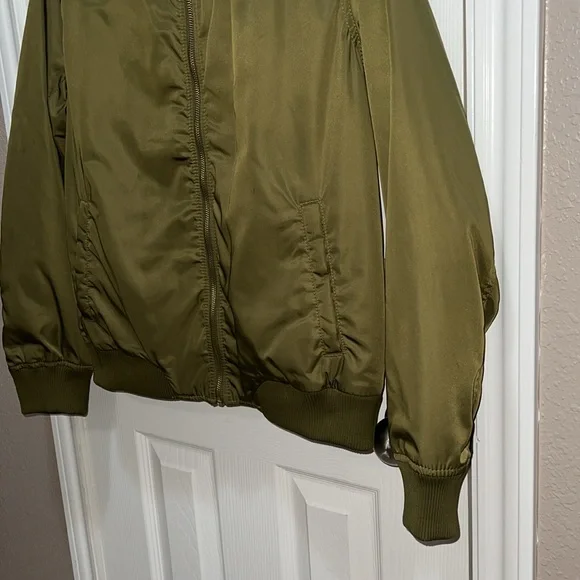 Old Navy Olive Green Bomber Jacket w/pockets, Size Large - Picture 5 of 13